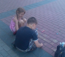 Челнинские дети играют в игры дедушек и бабушек