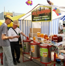 Продавцы меда на ярмарке в Набережных Челнах разоблачают обман