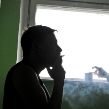15 жителей Набережных Челнов наказали за курение в подъездах