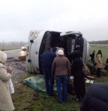 На трассе Набережные Челны - Казань рейсовый автобус завалился набок