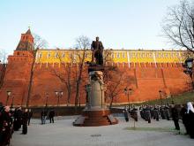 У Кремля Владимир Путин открыл памятник императору, подарившему университет Казани