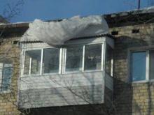 Кому убирать снег с крыш балконов?