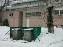 Ресторан в городе Набережные Челны выносит мусор к подъездам жилого дома