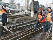 Шпалы и рельсы у вокзала в Набережных Челнах ждет ремонт