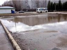 «Вечные» лужи в Набережных Челнах беспокоят водителей и пешеходов