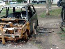 Сгоревший месяц назад автомобиль 'Ока' до сих пор не убран