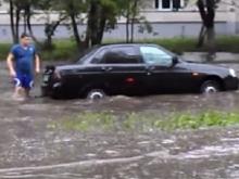 После ливня автомобили глохли в огромных лужах и теряли номерные знаки