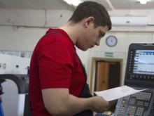 21-летнего наладчика станков манят в Подмосковье на зарплату в 100 тысяч