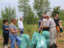 Беженцы с Украины убрались на набережной Камы в Набережных Челнах