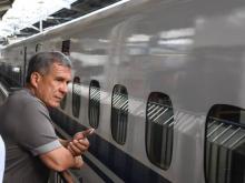 Рустам Минниханов стал пассажиром скоростного поезда в Японии