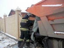 Грузовик «КАМАЗ» врезался в забор «Банной усадьбы»