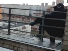 «Человек-паук» тушит пожар на крыше дома в 58-м комплексе