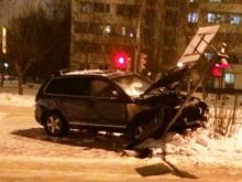 В столкновении 'фольсквагена' и ВАЗа пострадали 2 пассажиров отечественного автомобиля