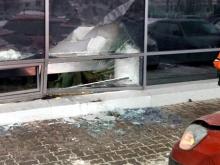 Женщина за рулем Kia влетела в витрину магазина в поселке ЗЯБ
