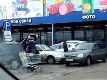 Инвалид наказал нарушителя на парковке у супермаркета.