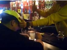 В одном из баров Набережных Челнов бармен бьет клиентов по голове битой