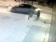 Видеокамера зафиксировала, как автомобиль сбил девушку и скрылся с места ДТП