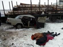 На загородной трассе в Татарстане в столкновении с лесовозом погибли двое человек