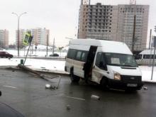 На перекрестке проспектов Сююмбике и Вахитова маршрутный автобус снес столб