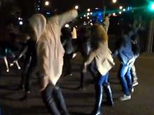 В Набережных Челнах танцующая молодежь развлекает водителей на пешеходных переходах