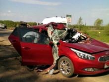 В Татарстане на загородной трассе иномарка лобовым стеклом угодила в ковш экскаватора