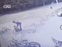Падение велосипедиста на парковке парка Прибрежный сняли на видео