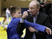 Владимир Путин стал соавтором учебника по дзюдо, изданного для школьников России