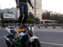 Байкер прокатился по проспекту Мира, стоя на мотоцикле (видео)