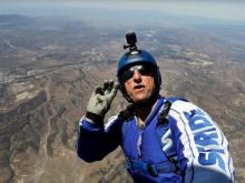 Люк Эйкинс после прыжка с 7600 метров без парашюта приземлился на сетку (видео)