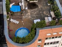 Житель Подмосковья устроил для себя на крыше жилого дома зону отдыха с бассейном