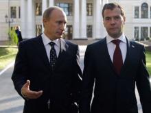 Путин и Медведев решат - поднять пенсии с сентября или выдать пенсионерам разовую выплату