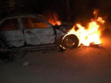 Ночью в 40-м комплексе неизвестные подожгли 2 автомобиля, украв у водителей ценные вещи