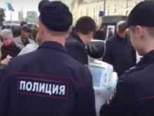 Предвыборная кампания: Полицейские попытались задержать на улице робота-агитатора (видео) 