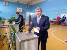 Наиль Магдеев проголосовал по месту жительства и посмотрел, как идут выборы-2016 у школьников