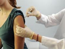 Во все поликлиники поступила вакцина от гриппа. Прививку можно сделать и на 'КАМАЗе'