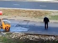 Новый асфальт на местном проезде проспекта Чулман рабочий утаптывает ногами (видео)