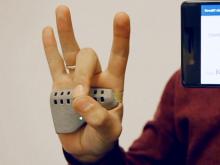 В России создали электронный браслет - переводчик с языка жестов
