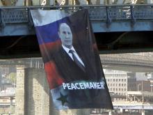 В Германии появилось граффити с Путиным, а на мосту в США вывесили баннер с его портретом