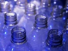 Поодавцы переливают водку в пластиковые бутылки, чтобы торговать ею по ночам 