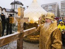 Митрополит Феофан освятил купола строящейся на месте разрушенной в 1978 году церкви