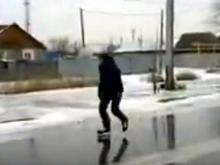 Житель Татарстана воспользовался гололедом и прокатился по дороге на коньках (видео)
