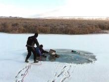 Челнинские спасатели достали из воды тела двух утонувших рыбаков на реке Мензеля (фоторепортаж)