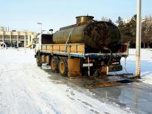 На площади 'Азатлык' перед мэрией работники спортшколы 'Тулпар' залили ледовый каток