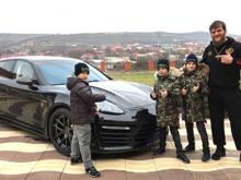 Дети Рамзана Кадырова подарили автомобиль 'Porsche Panamera' своему тренеру по борьбе