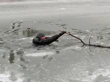 Несмотря на крепкий лед на Каме, рыбаки продолжают проваливаться в воду
