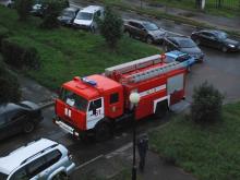 Таранить машины во дворах пожарники могут безнаказанно и сейчас (статья 2.7 КоАП РФ)