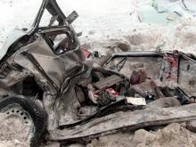 На трассе 'Елабуга - Пермь' 'КАМАЗ' раздавил легковую иномарку - погиб отец пятерых детей