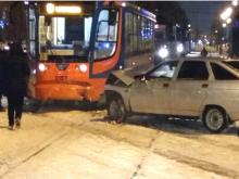 На местном проезде проспекта Мира с трамваем столкнулся 'ВАЗ-2110'