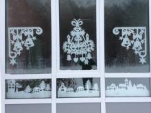 Новогодние картинки на окнах школы N25 придумала учитель Лейсан Файрушина