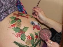 Беременные челнинки подставили свои животы художникам для боди-арта под присмотром врачей